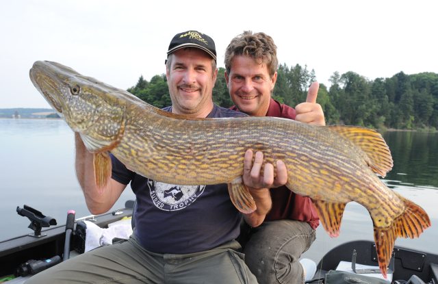 Angler mit gefangenen großen Hecht