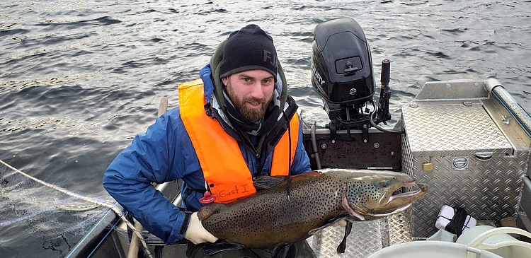 Angler mit großer Seeforelle