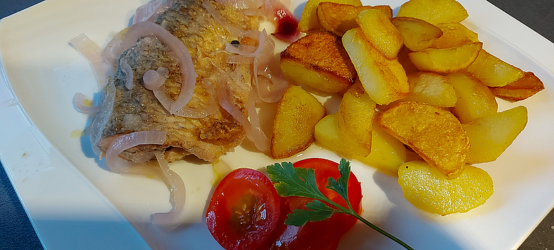 Angerichtetes Rotauge mit Beilage