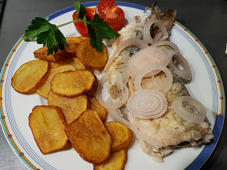 Angerichtetes Rotauge mit Beilage
