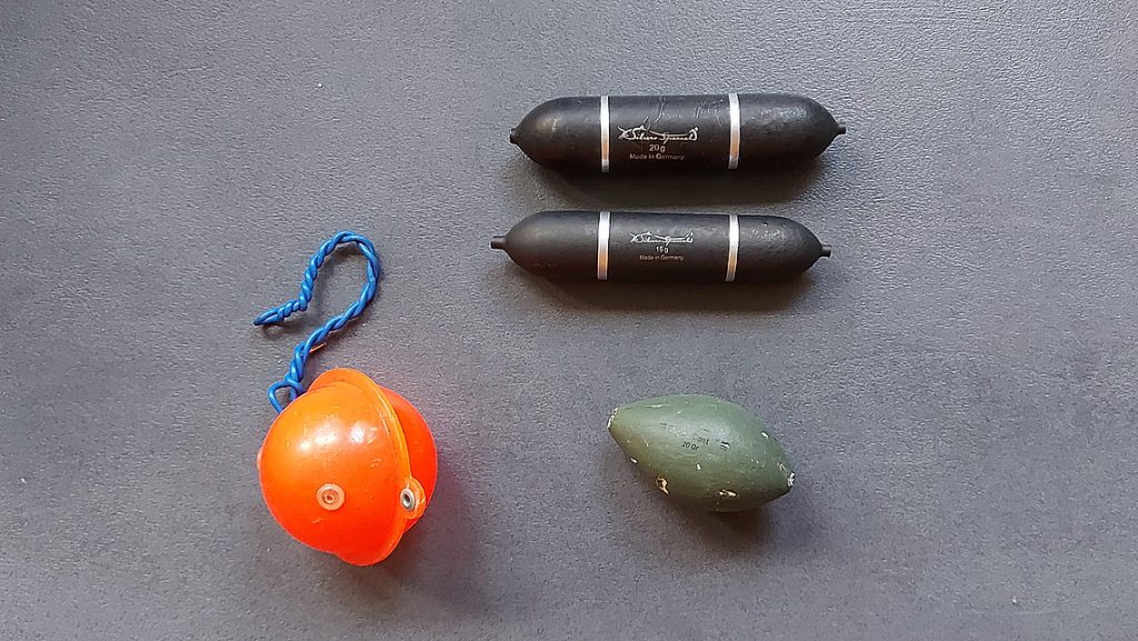 links Bissanzeiger aus Wasserkugel, rechts verschiedene Unterwasserposen