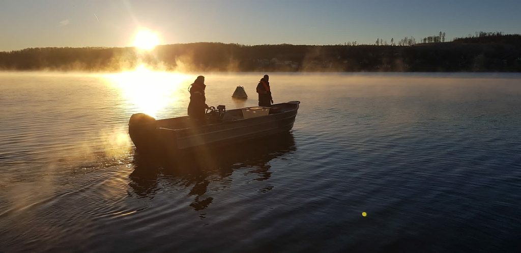 Boot im Morgennebel auf dem Möhnesee