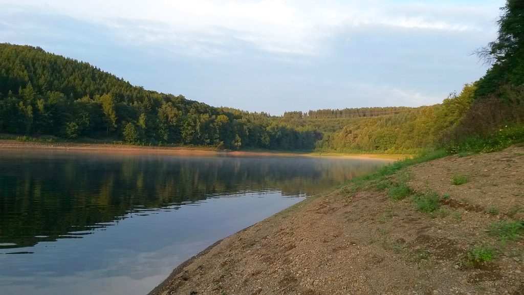 Große Bucht am Wasser