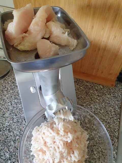Welsfilet in Fleischwolf