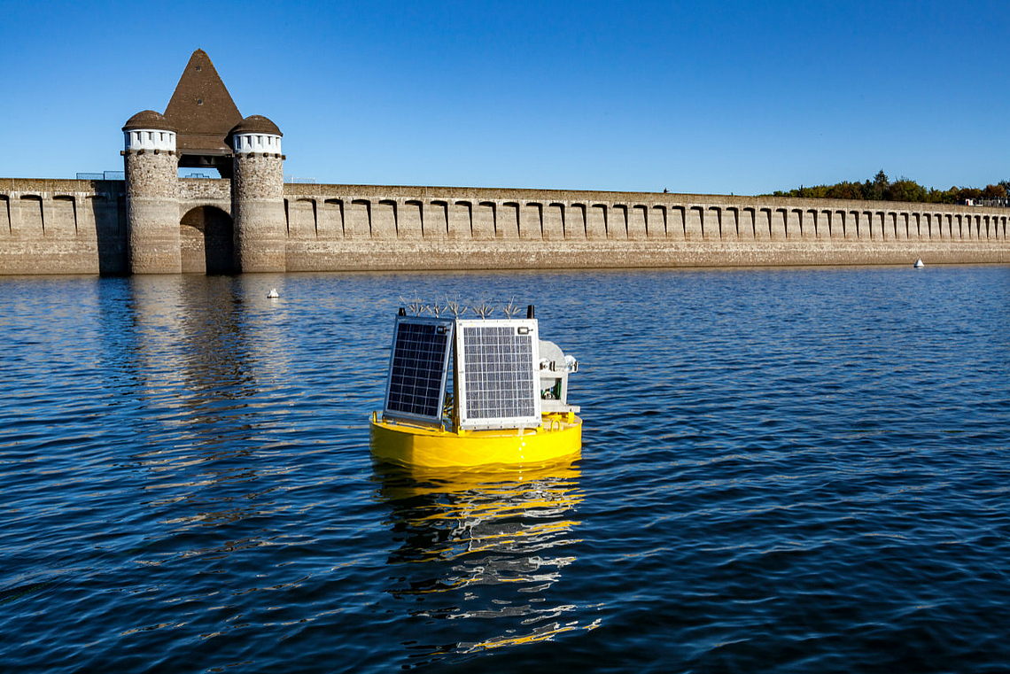Profilerboje auf dem Wasser des Moehnesees