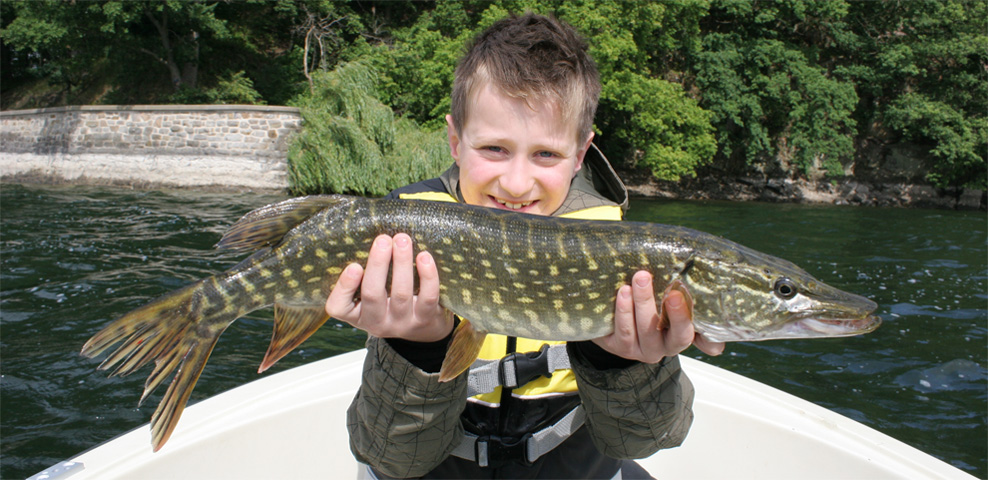 Kleiner Junge mit großen Fisch