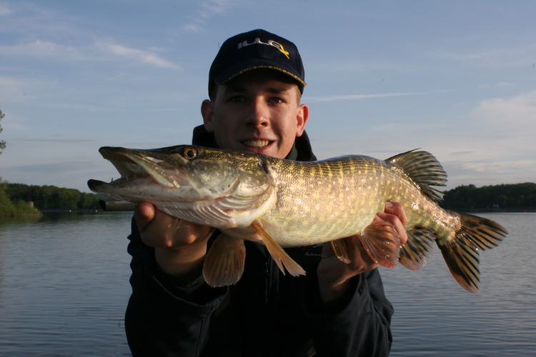 Angler mit großen Hecht