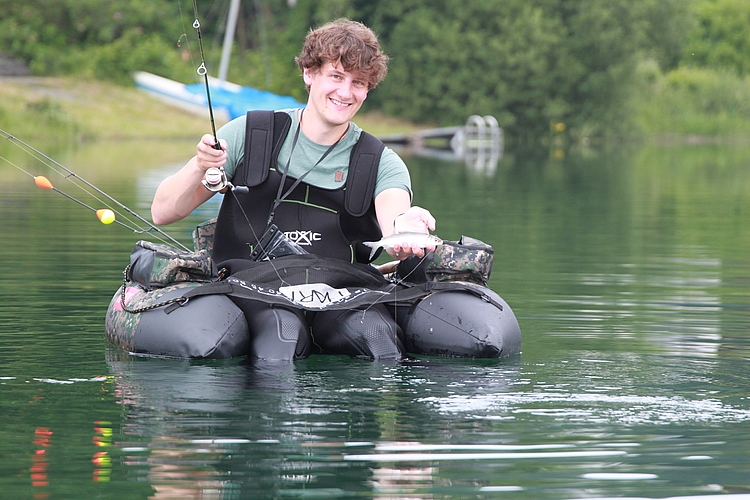 Angler in Belly-Boot im Wasser