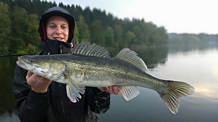 Angler mit gefangenem großen Hecht