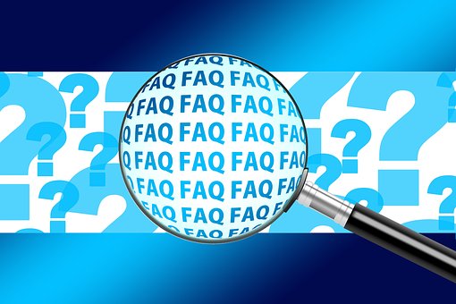 Hintergrundfoto mit Fragezeichen, das eine Lupe über den vergrößerten Text "FAQ" zeigt.