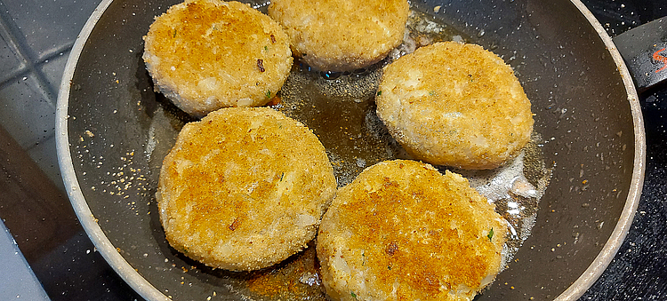 Braten von Hechtfrikadellen in Pfanne
