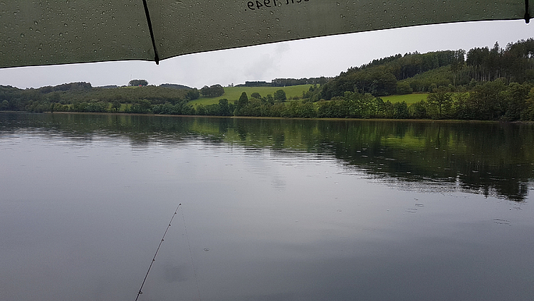 Regen auf oder am See – der Schirm sollte dabei sein