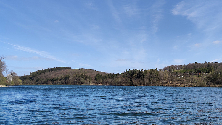 Blauer Himmel über dem Listersee