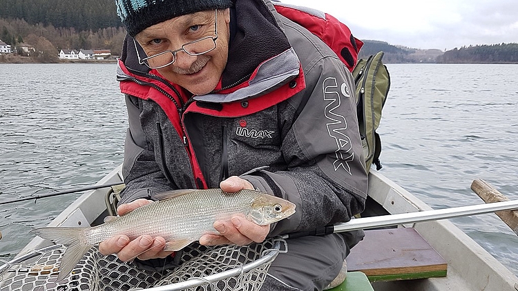 Angler zeigt gefangenes Blaufelchen