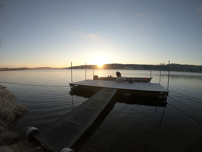 Boot an Anlegestelle