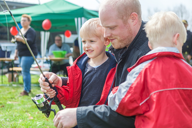 Angler mit zwei Kindern