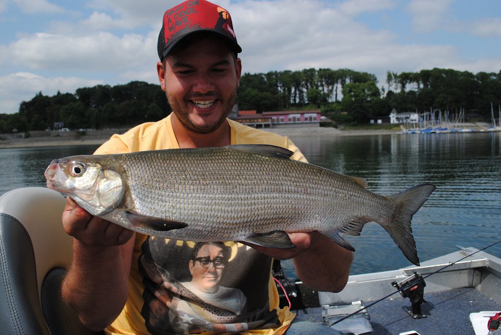 Angler mit großer Maräne