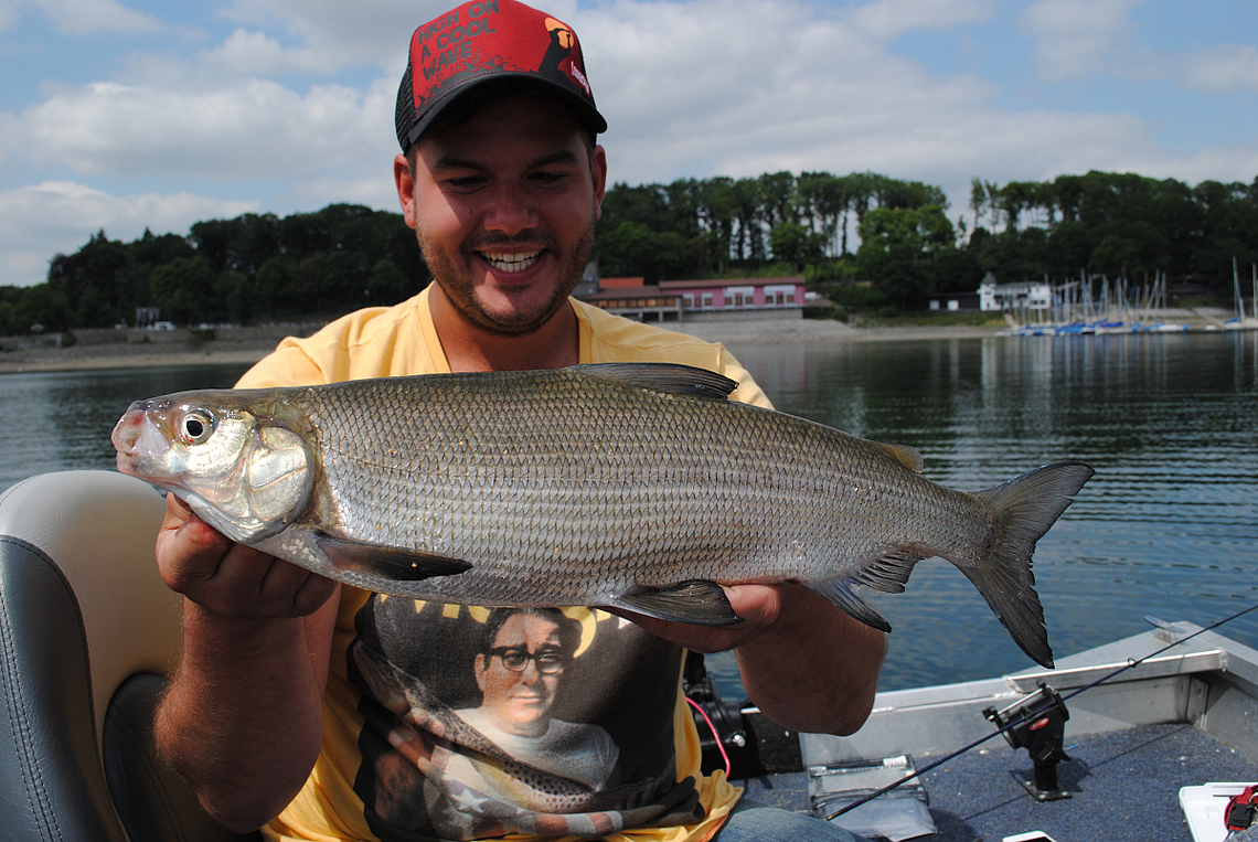 Angler mit großer Maräne