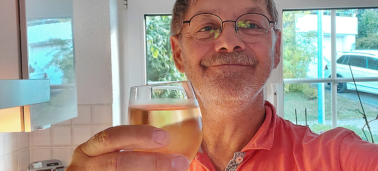 Stefan Weigelt mit Getränk in der Hand