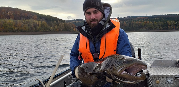 Angler mit großer Seeforelle