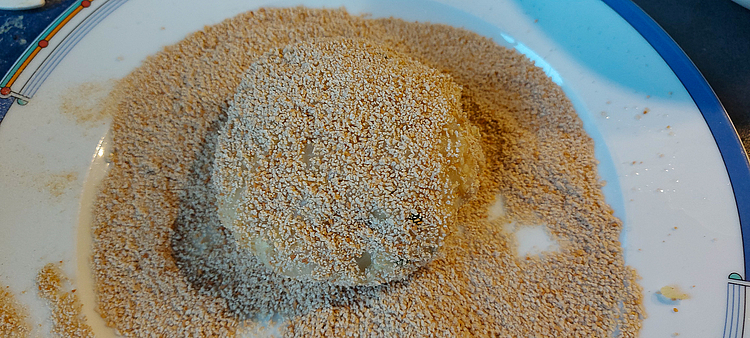Panierte Hechtfrikadelle auf Teller