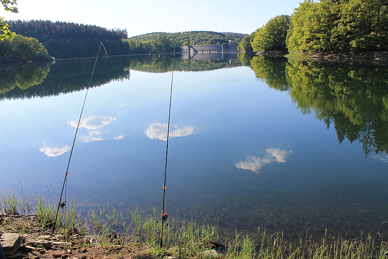 Zwei Angelrouten am Wasser