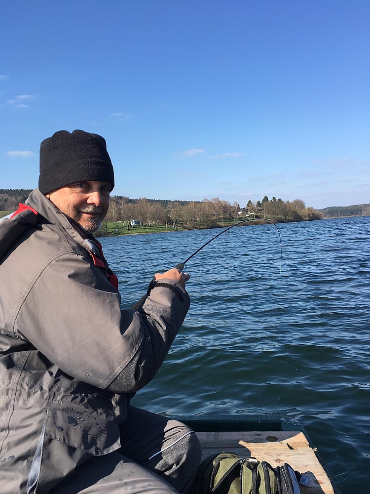 Angler am Steg macht Welsdrill