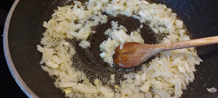 Zwiebeln anschwitzen in Pfanne